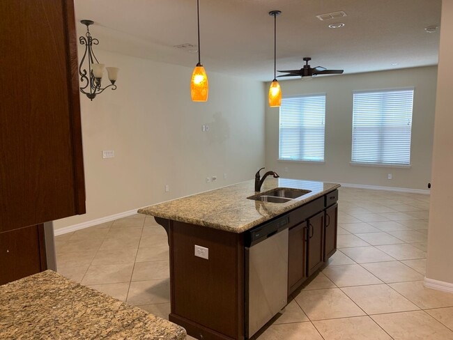Building Photo - 3 Bedroom, 2.5 bath townhome n Windermere,...