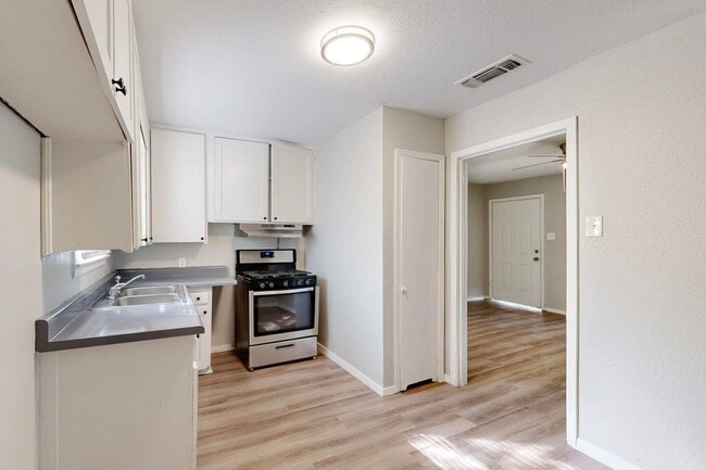 Building Photo - Charming 2-Bedroom Cottage with Big Backyard