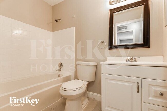 Building Photo - 1794 E Groveleaf Ave