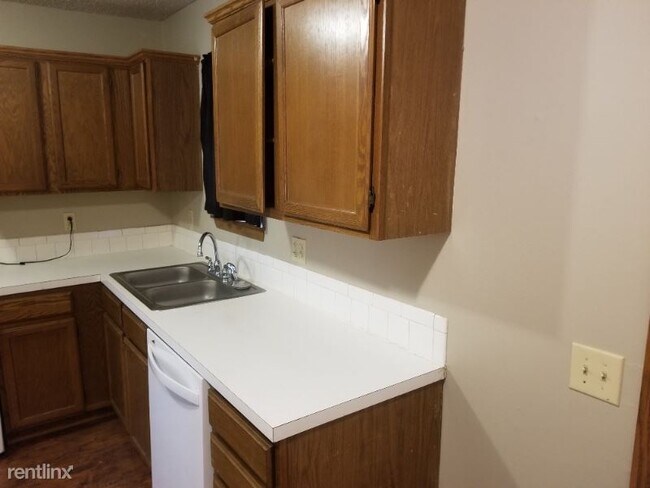 Building Photo - 2 br, 1.5 bath Townhome - 323 N. Madison