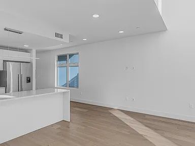 Building Photo - 2000 Beachwood Dr