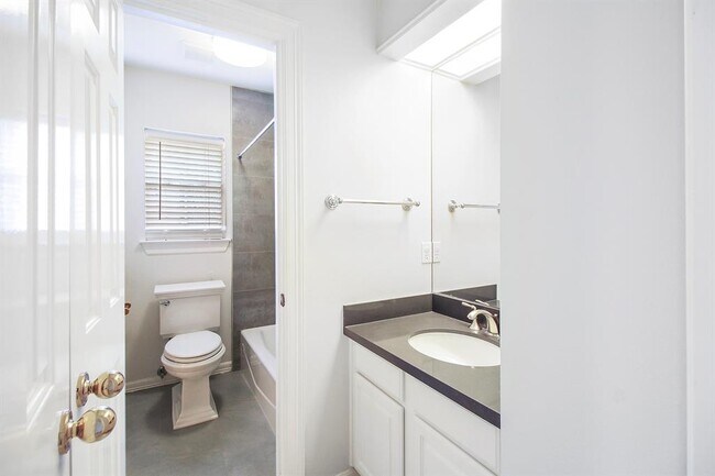 Building Photo - 14127 Swallowfield Dr