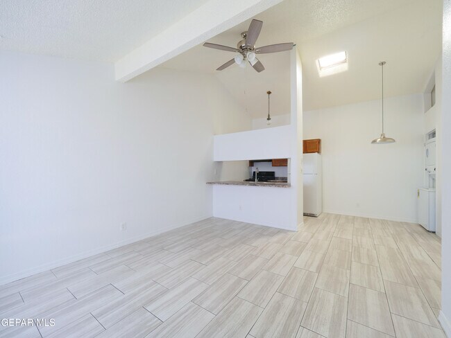 Building Photo - 1901 Lake Omega St