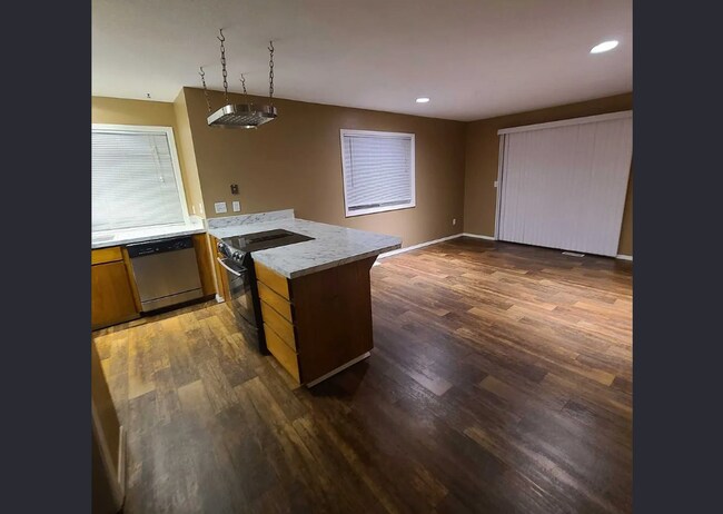 Building Photo - New Carpet! Fresh Paint - Well-maintained home in established neighborhood