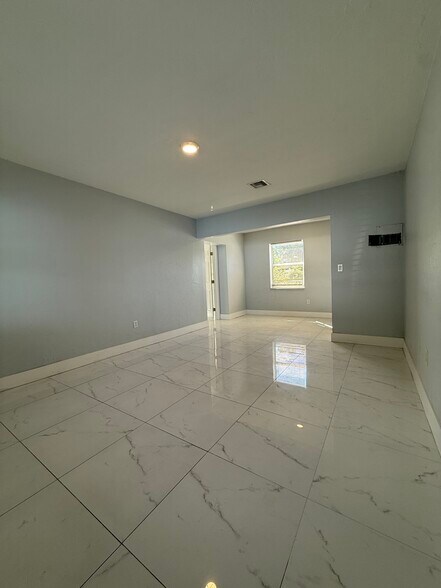 Living Room - 614 N E St