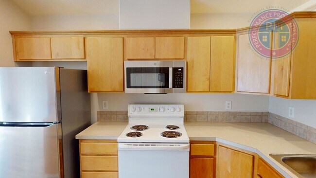 Building Photo - Two Level Cascadia Village Home- Great Flo...