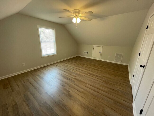 Building Photo - 5 Bed Home Available August 2026!