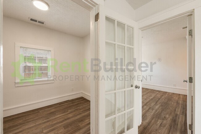 Building Photo - PERFECT HOME FOR STUDENTS OR PROFESSORS IN THE UNM AREA!!