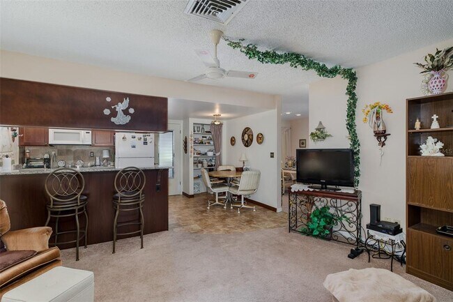 Building Photo - 8015 San Fernando Dr