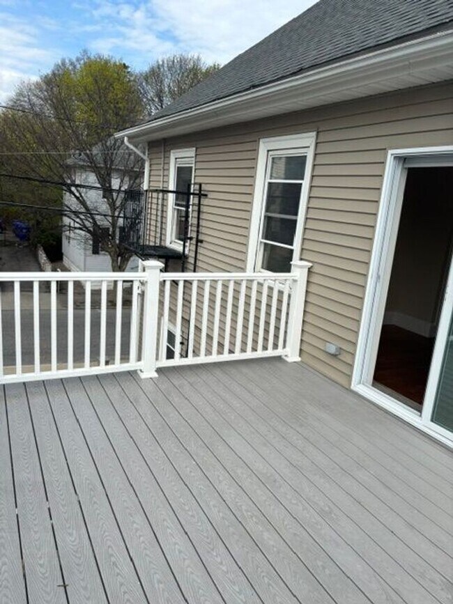 Building Photo - 121 Ledge St