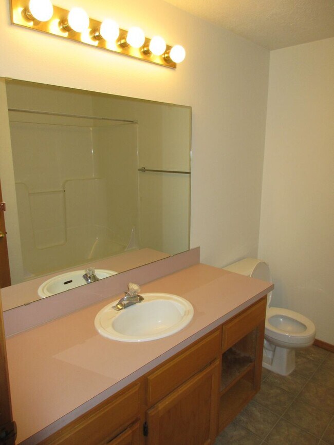 Building Photo - Two Bedroom Duplex in South Salem