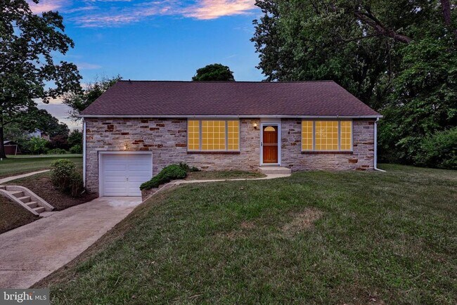 Building Photo - 260 Paradise Rd