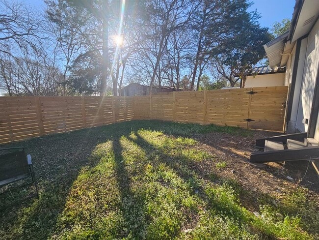 Building Photo - 816 Mora St