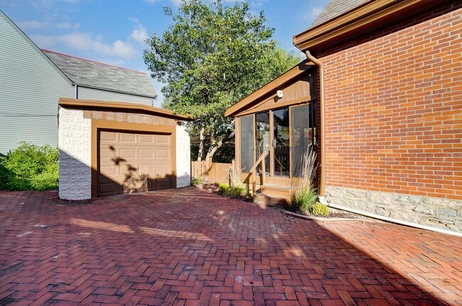 Building Photo - 557 S Grant Ave