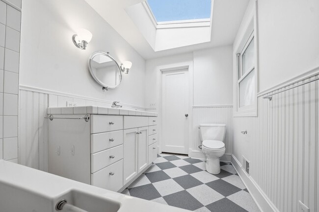 Building Photo - Three bedroom and Two Bathroom home in Portland Heights! Gourmet Kitchen and incredible natural L...