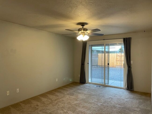 Building Photo - Nice 3 Bedroom 2 Bath home in Central Point