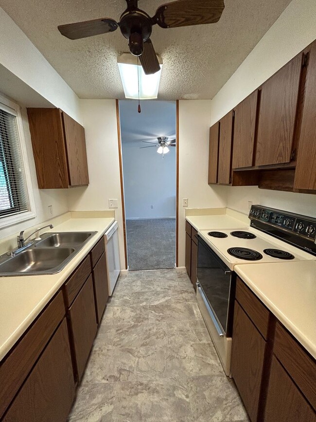 Building Photo - Black Mountain - Single Level Two Bedroom ...
