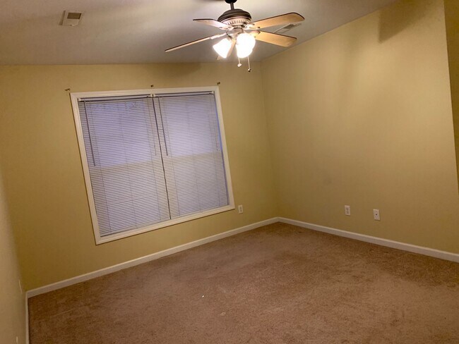 Building Photo - 3-bed, 2.5-bath townhouse in Tolono!