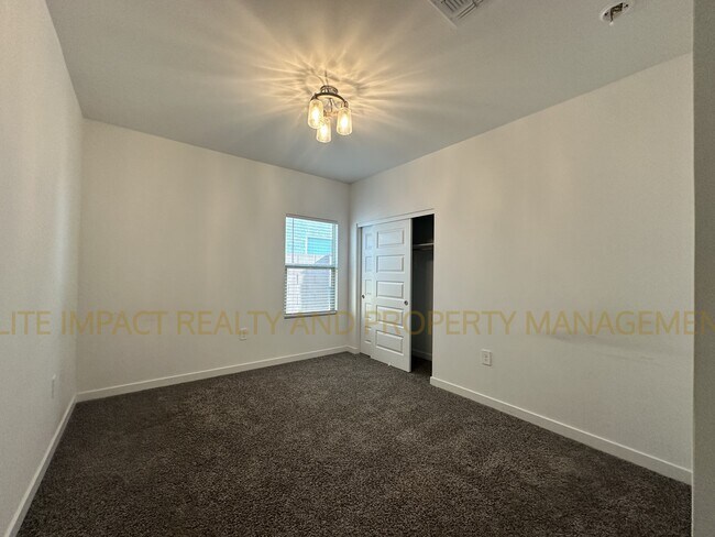 Building Photo - 11112 S Weismann Dr