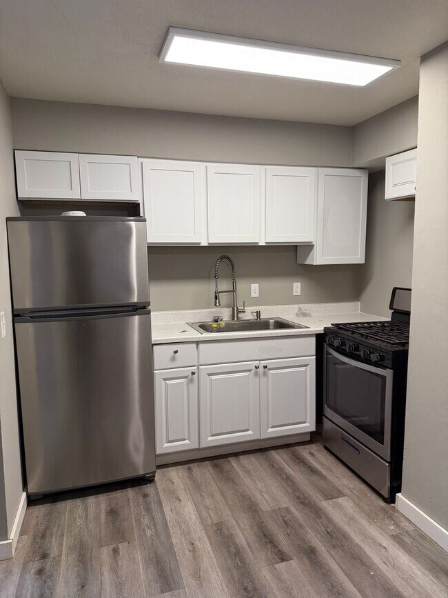 Building Photo - $200 off of 1st months rent if rented by 1...