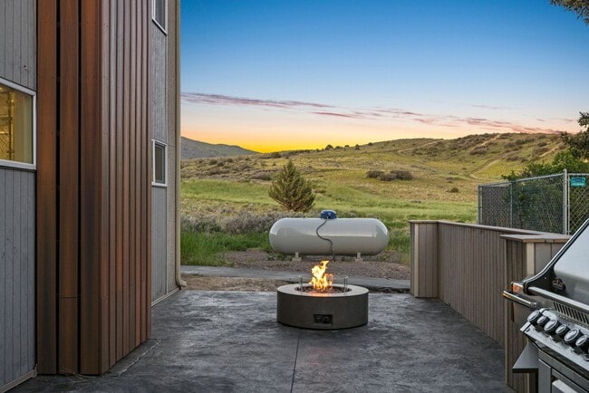 Building Photo - 1 bed 1 bath in renovated complex! This un...