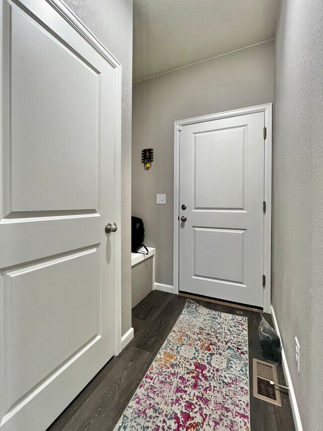 Building Photo - 4 Bed 3 Bath Available August 1st in Windsor!!!