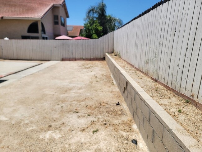 Building Photo - Fontana Two Story