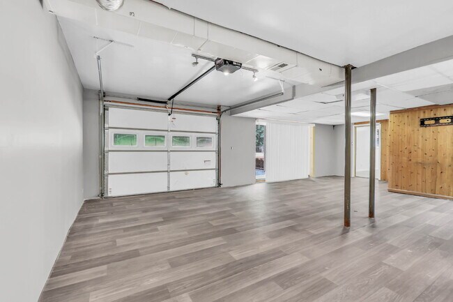 Building Photo - Wonderful 3 bed 2 bath with a modern interior