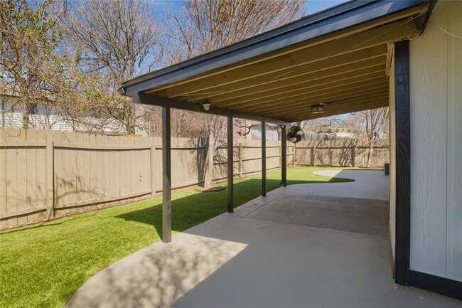 Building Photo - 4500 Sarasota Dr