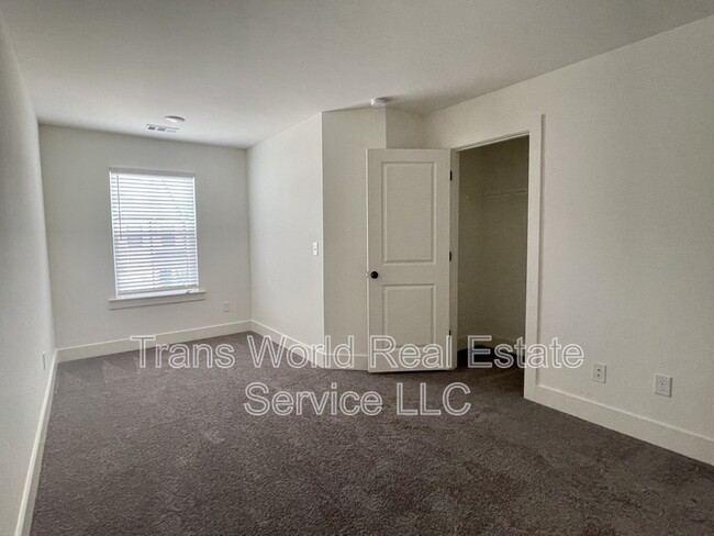 Building Photo - 146 N Auburn Landing Pl