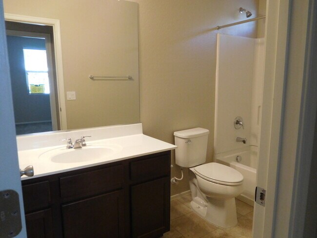 Building Photo - Naturally Well-Lit 4 bed/3 bath Single-Fam...