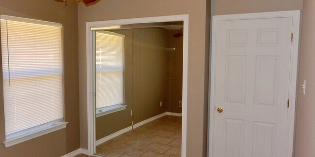 Building Photo - AVAILABLE NOW Single Family Home 3/2/2