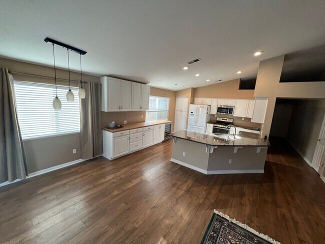 Building Photo - INCREDIBLY RARE & IMMACULATE 4 BEDROOM SIN...