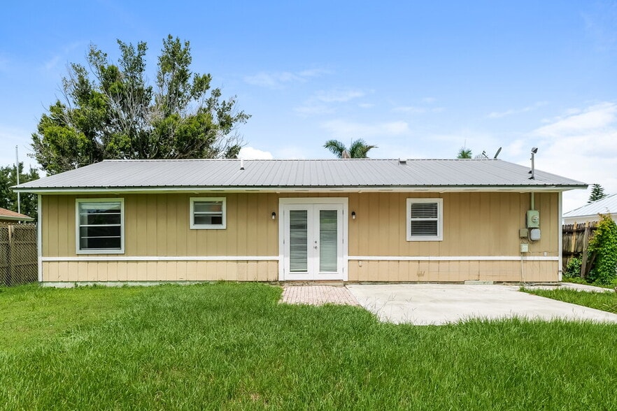 Building Photo - 357 NW Hibiscus St