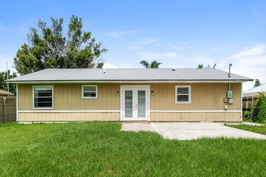 Building Photo - 357 NW Hibiscus St