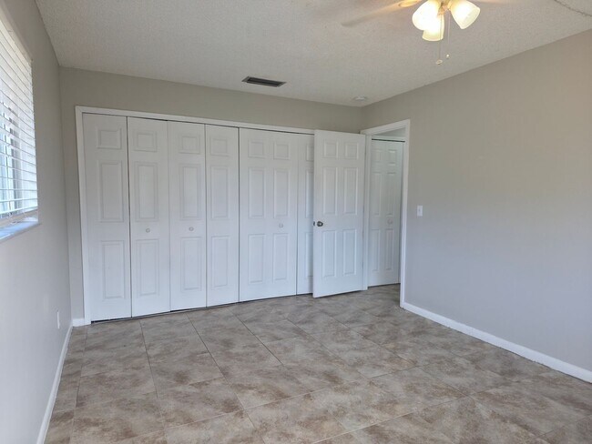 Building Photo - Freshly Updated 2/1 House with Garage in Deltona!