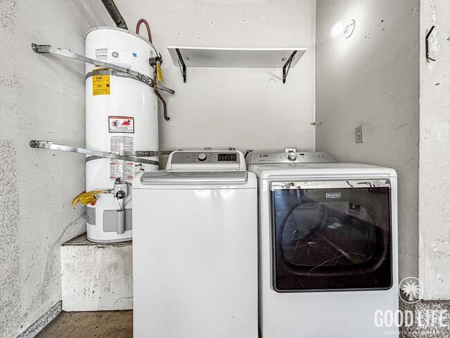 Building Photo - Stunning 3BD/2.5BA Townhouse in El Cajon W/ Central A/C, W/D, 2 Balconies, & Community Pool/Spa!