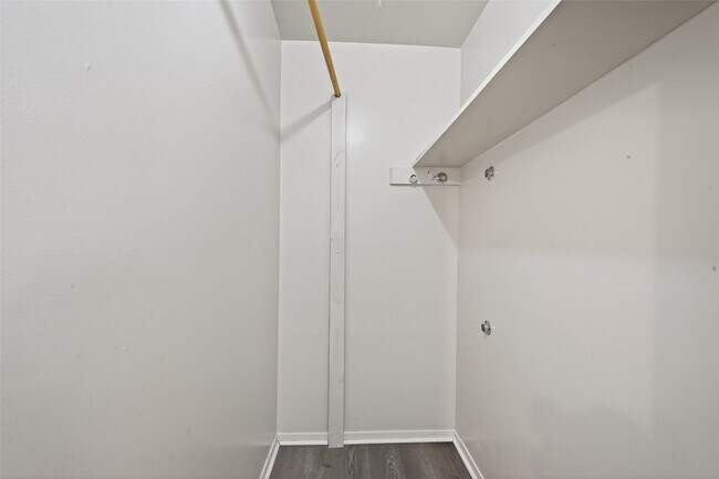 Building Photo - 9667 Meadowvale Dr