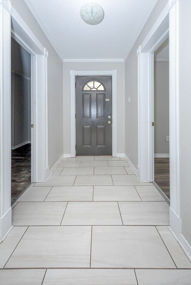 Building Photo - Charming 4-Bedroom, 2-Bath Home in a Prime Location