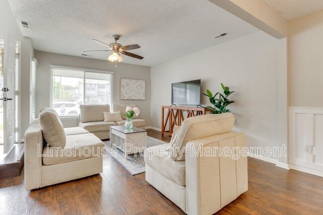 Building Photo - 749 Quesnel Dr