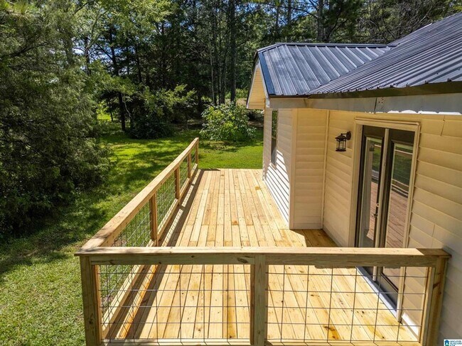 Building Photo - 3 bedroom & 3 bathroom located in Pleasant Valley - $400 off first months rent!