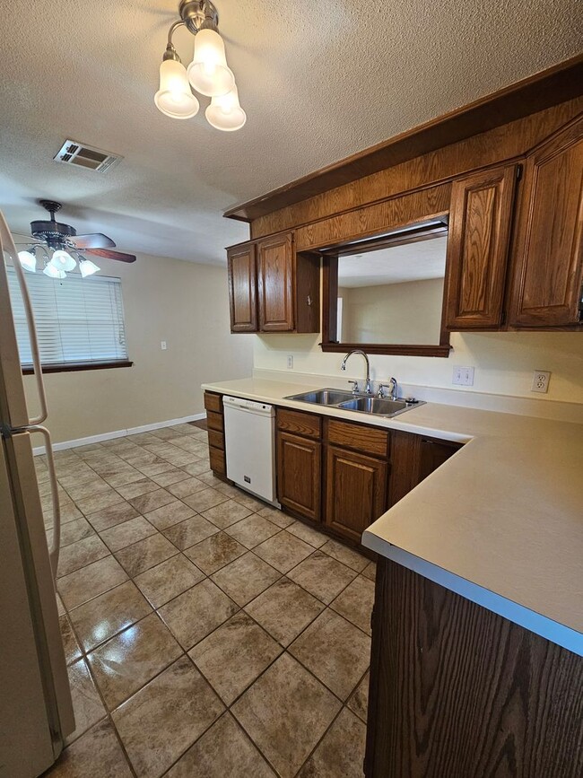 Building Photo - (3) Bed/(2) Bath in Core Norman Avail NOW!