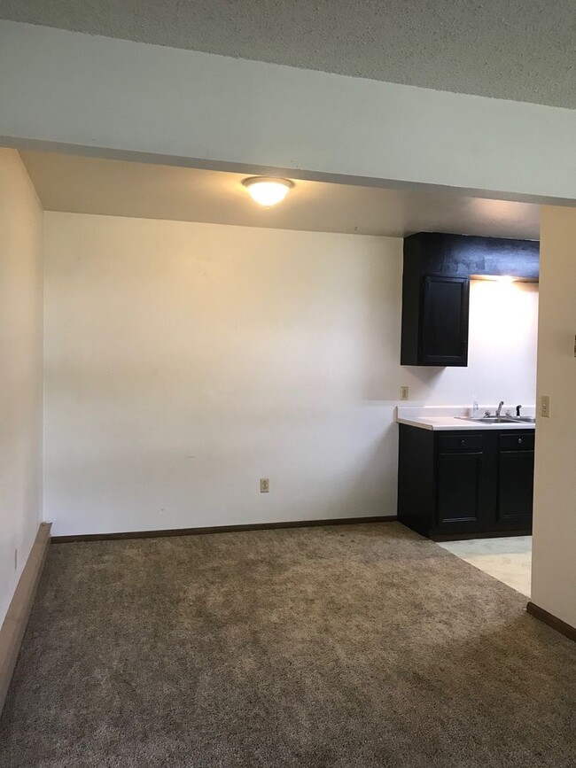 Building Photo - 2 Bedroom 1 Bathroom Centrally Located -MO...