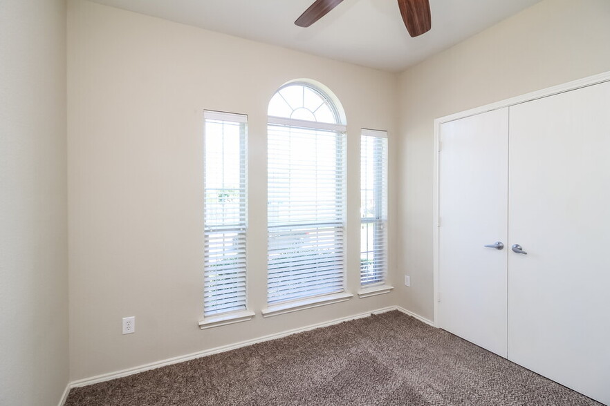 Building Photo - 10005 Blue Bell Dr