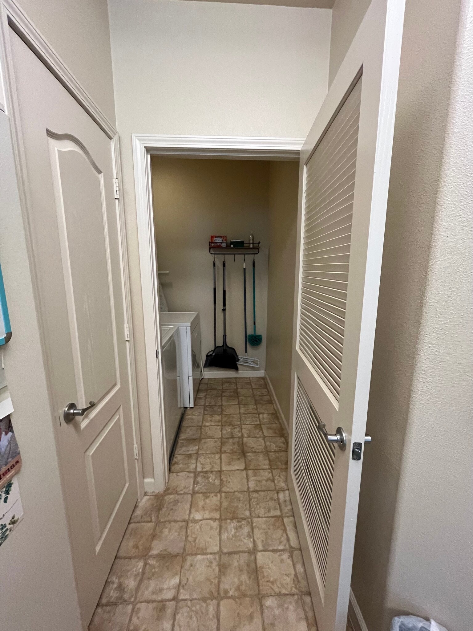Entry to laundryroom - 5350 Dunlay