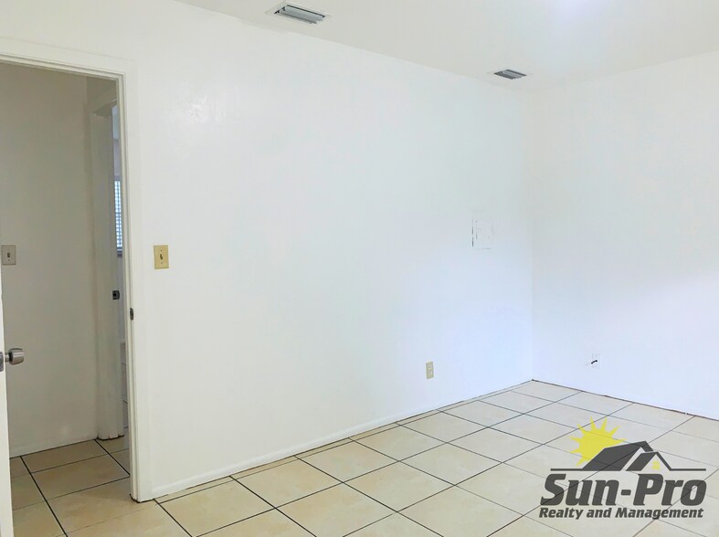 Building Photo - 1965 Nelson Ave