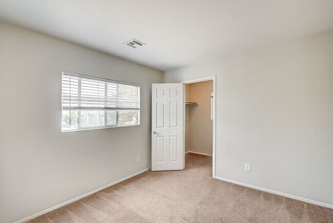 Building Photo - Beautiful 3 Bedroom Home!