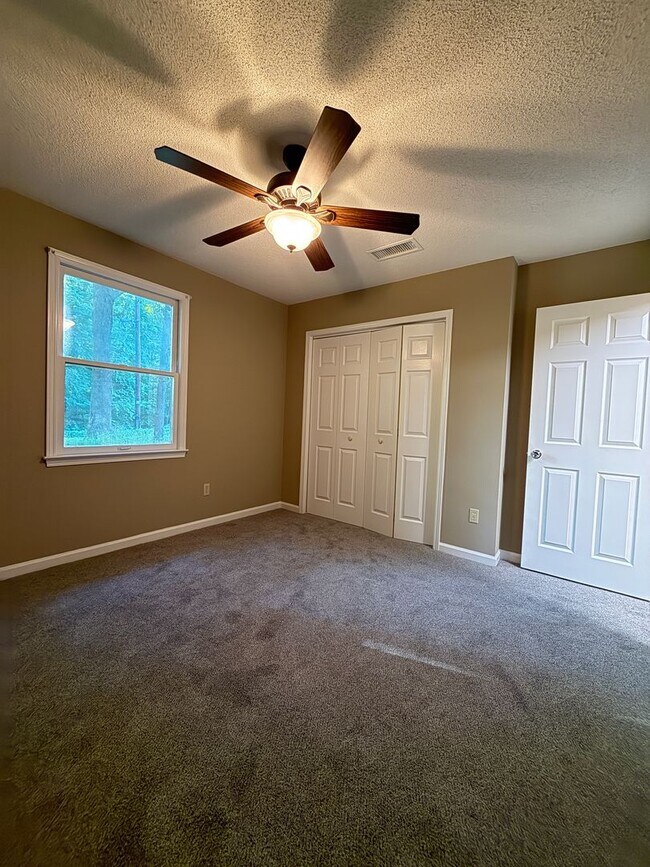 Building Photo - 2 Bedroom 1 Bath Townhome