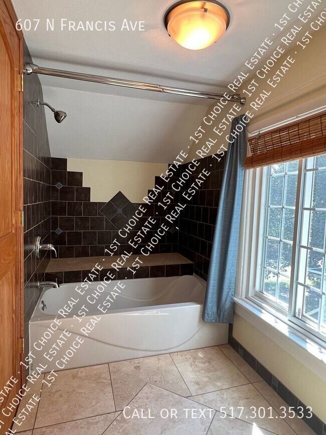 Building Photo - Charming 3-BDR 2-BTH House w/ Garage & Bas...