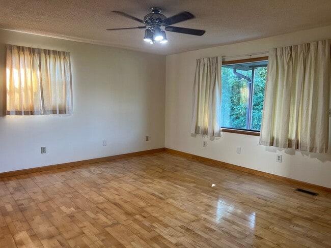 Building Photo - 2 bedroom, 1.5full bath House for rent on ...